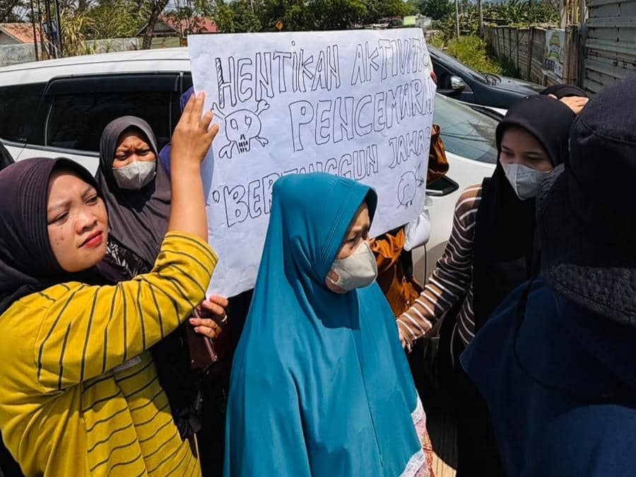 Massa menggelar aksi protes atas dugaan pencemaran lingkungan dilakukan PT PT Indo Thai Coco di Tarahan, Kabupaten Lampung Selatan