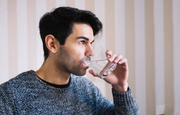 ilustrasi cowo minum air putih 