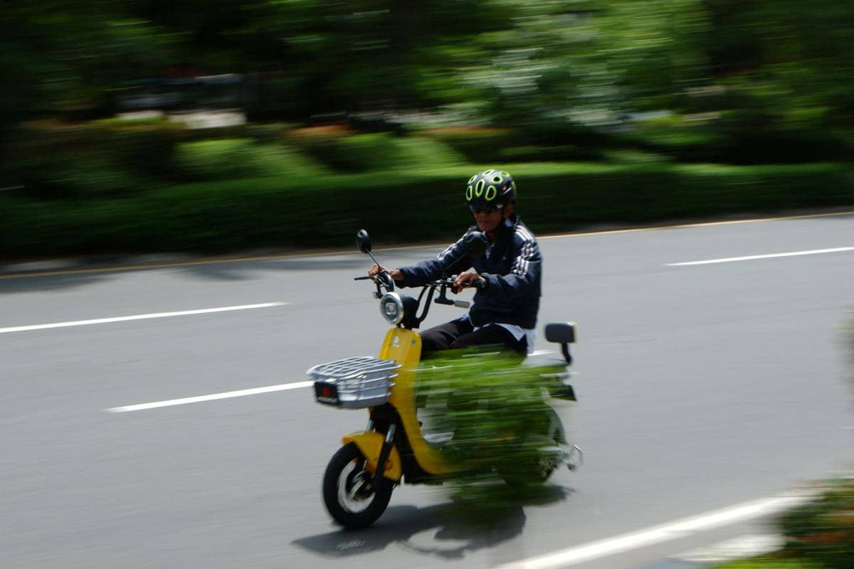 ilustrasi mengendarai motor listrik