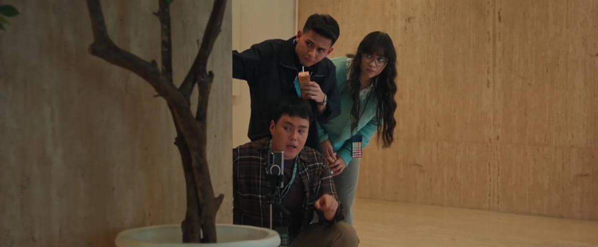 Poster promosi film Lagi Probation: Kerja Ngejar Apa Sih? produksi BASE Entertainment dengan judul film terlihat jelas.