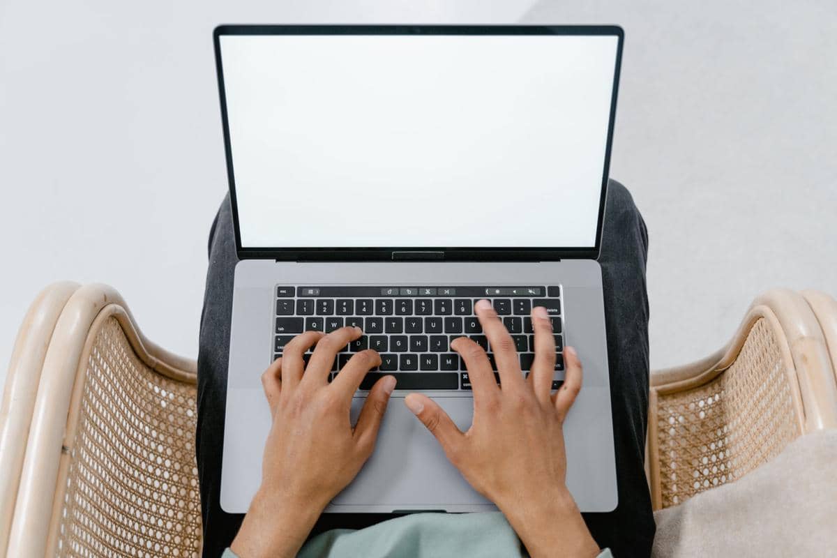 ilustrasi pakai laptop