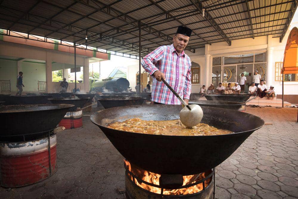 ilustrasi menggoreng kembang goyang