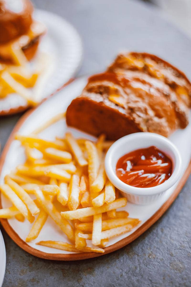 Satu piring kentang goreng renyah sandwich panggang dan saus tomat