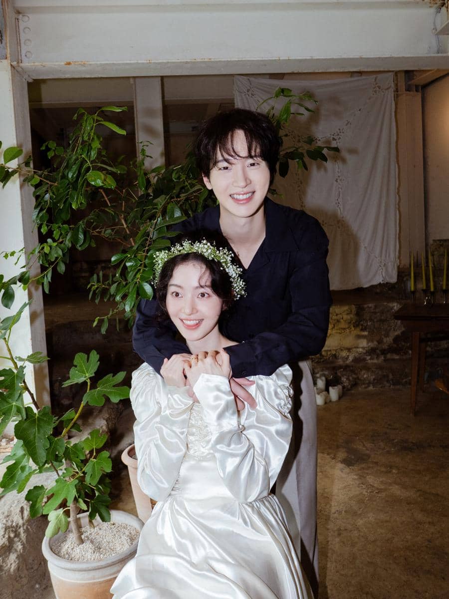 Jang Dong Yoon dan Kim Seung Yoon berpose dalam potret prewedding bernuansa romantis yang dibagikan di Instagram.