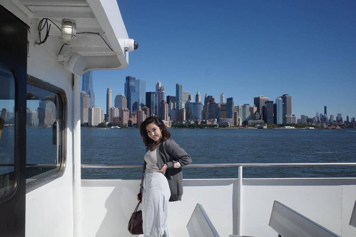 Gisella Anastasia dan Gempita naik feri di sekitar Liberty Island