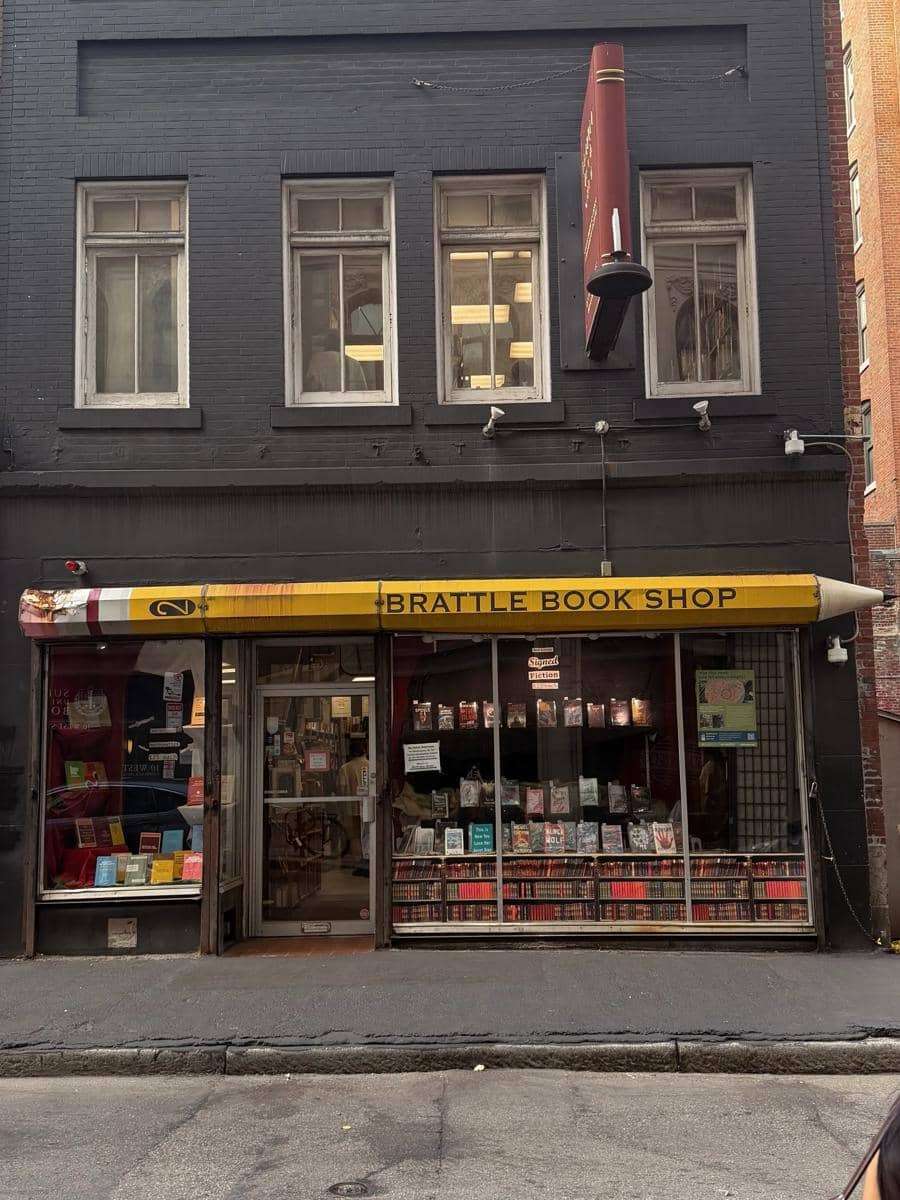 Agatha Chelsea hunting buku bareng sahabat di pusat Kota Boston
