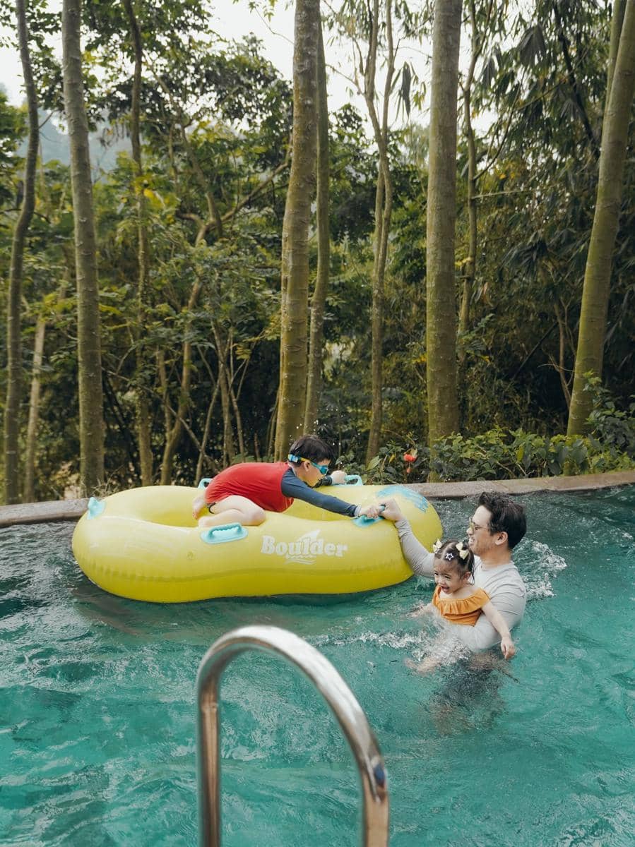 Keluarga Acha Sinaga menikmati liburan di Puncak, Bogor