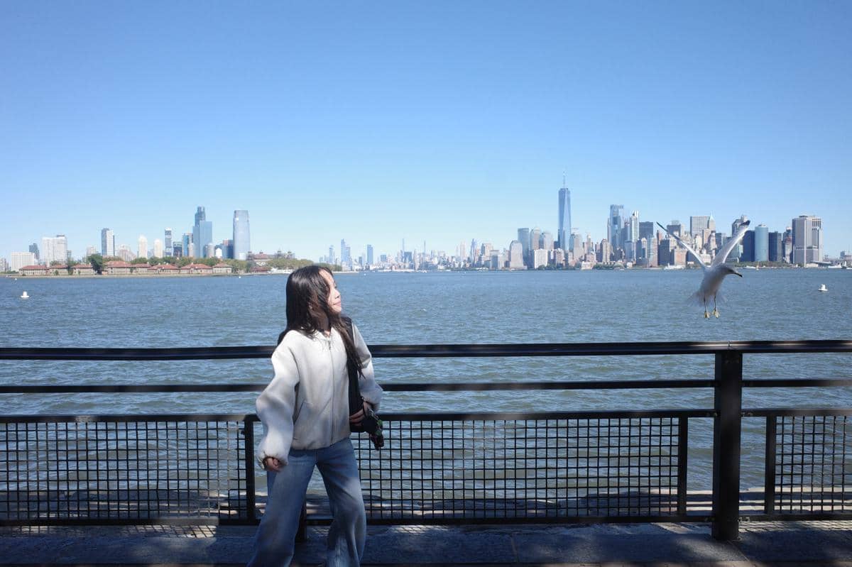 Gisella Anastasia dan Gempita naik feri di sekitar Liberty Island