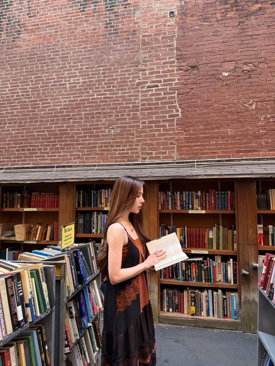 Agatha Chelsea hunting buku bareng sahabat di pusat Kota Boston