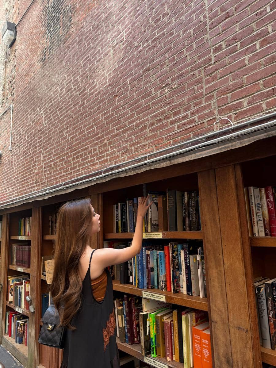 Agatha Chelsea hunting buku bareng sahabat di pusat Kota Boston
