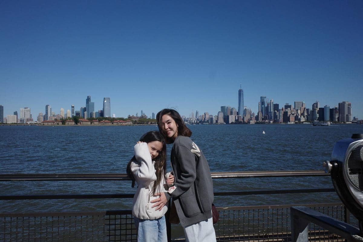 Gisella Anastasia dan Gempita Naik Feri di Sekitar Liberty Island