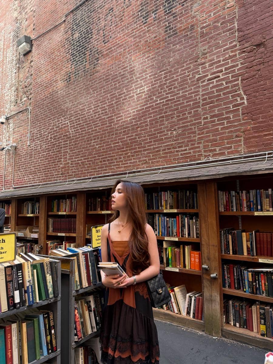 Agatha Chelsea hunting buku bareng sahabat di pusat Kota Boston