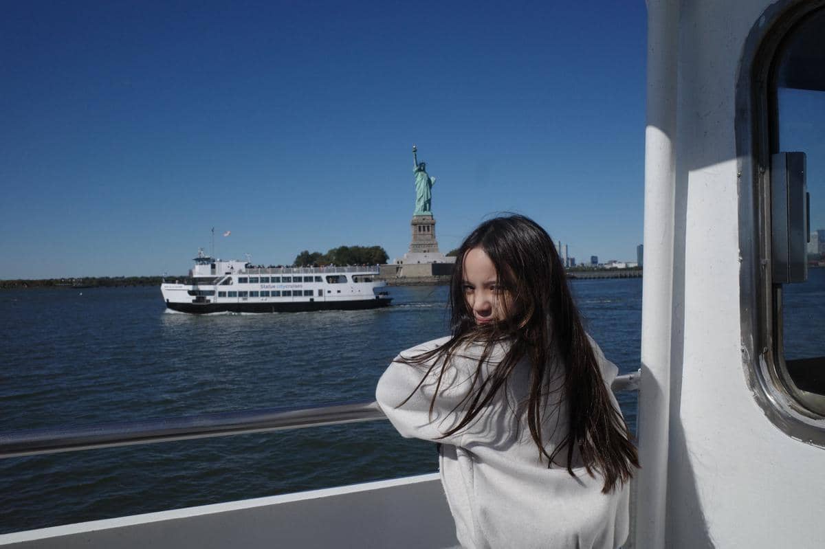 Gisella Anastasia dan Gempita naik feri di sekitar Liberty Island