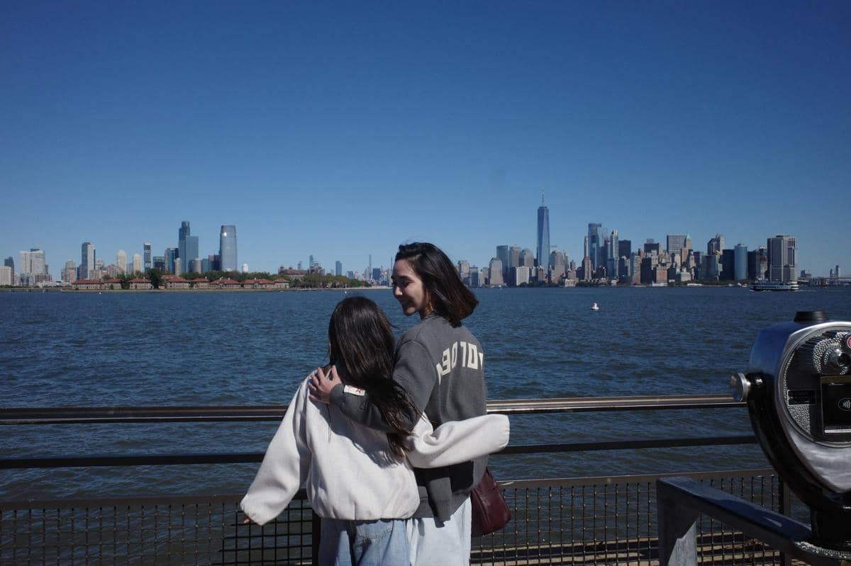 Gisella Anastasia dan Gempita naik feri di sekitar Liberty Island