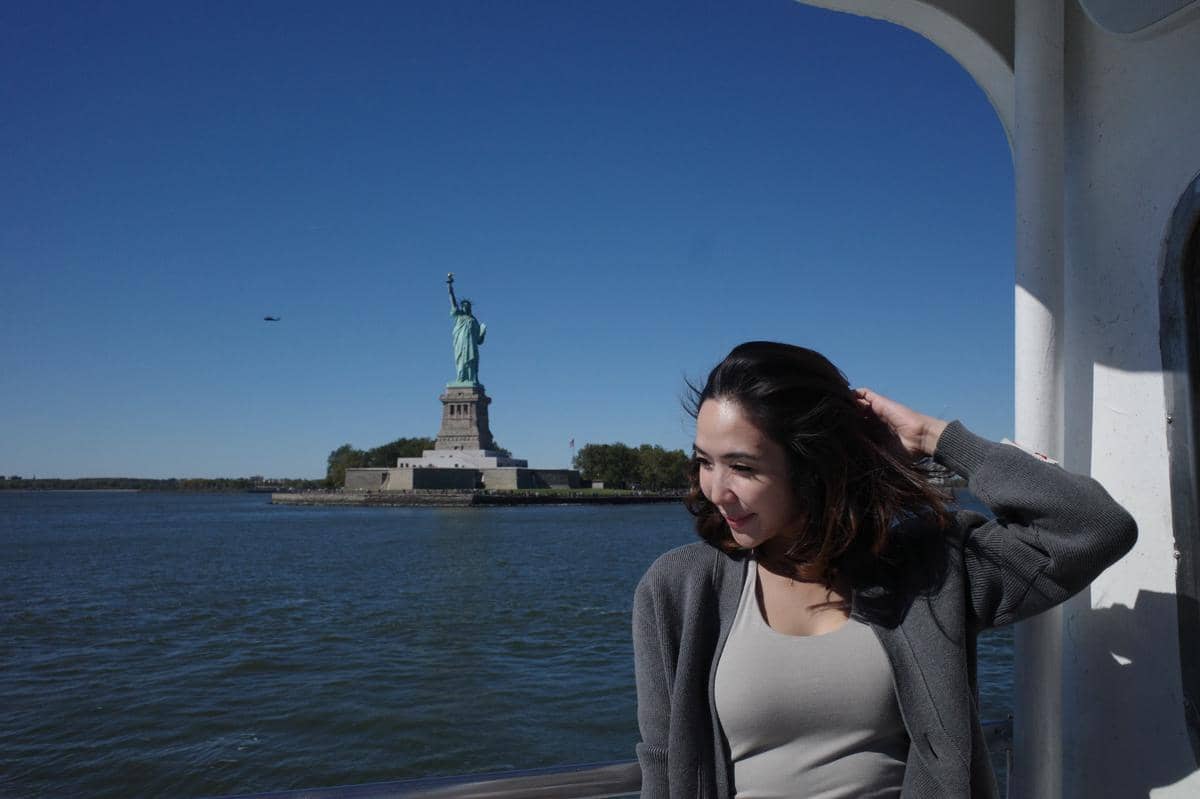 Gisella Anastasia dan Gempita naik feri di sekitar Liberty Island