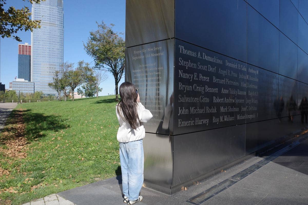 Gisella Anastasia dan Gempita naik feri di sekitar Liberty Island