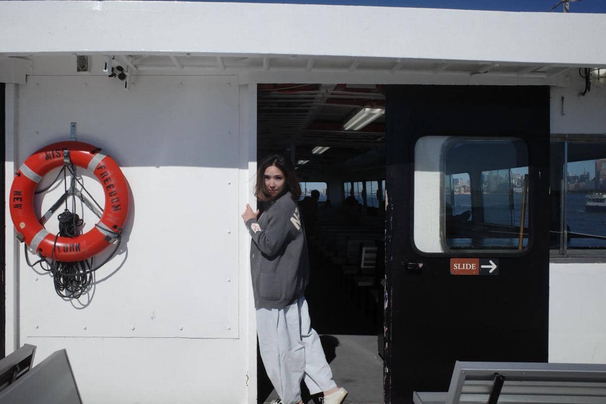 Gisella Anastasia dan Gempita naik feri di sekitar Liberty Island