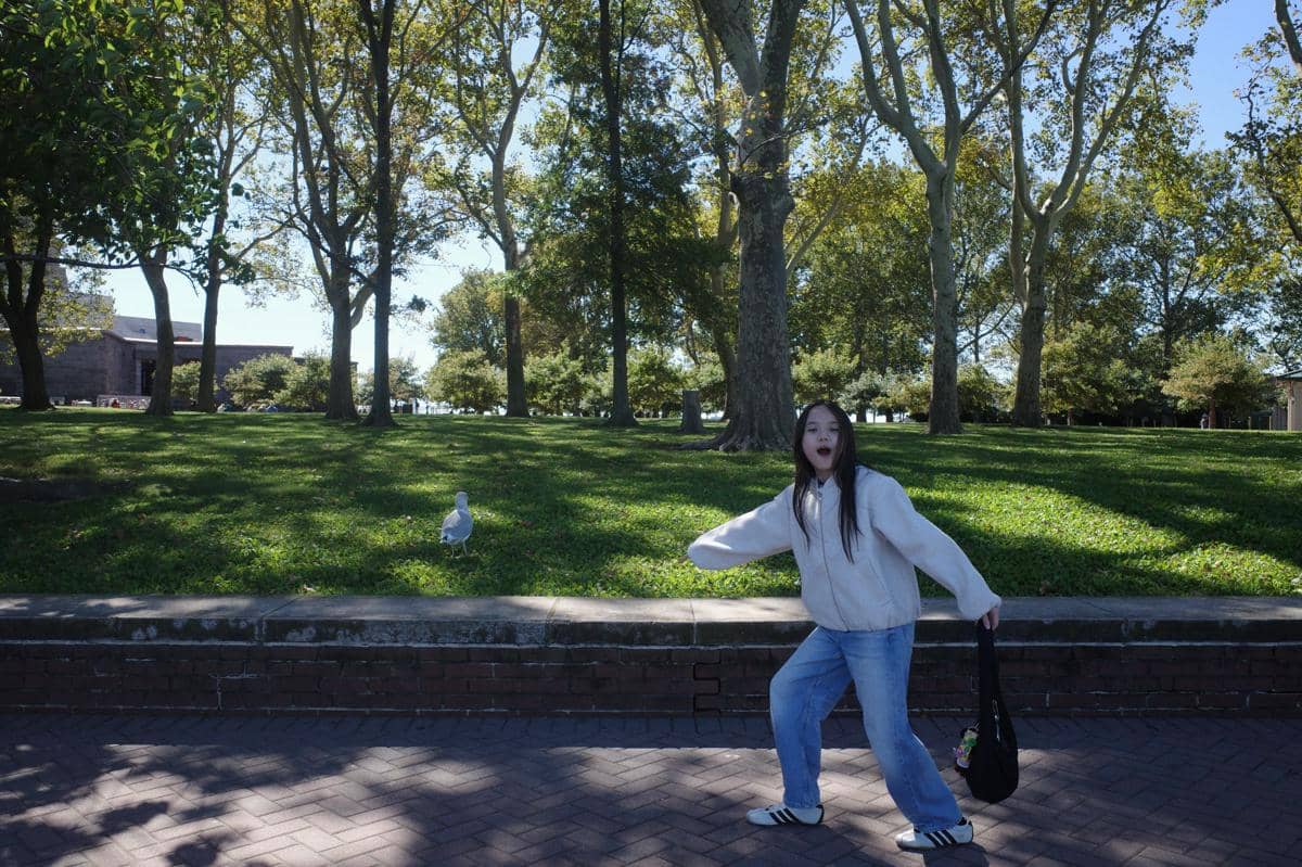 Gisella Anastasia dan Gempita naik feri di sekitar Liberty Island