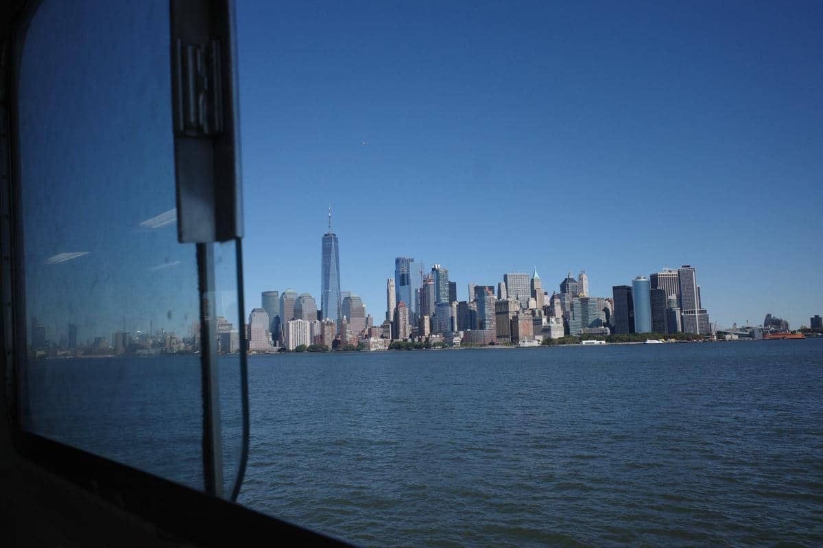 Gisella Anastasia dan Gempita naik feri di sekitar Liberty Island