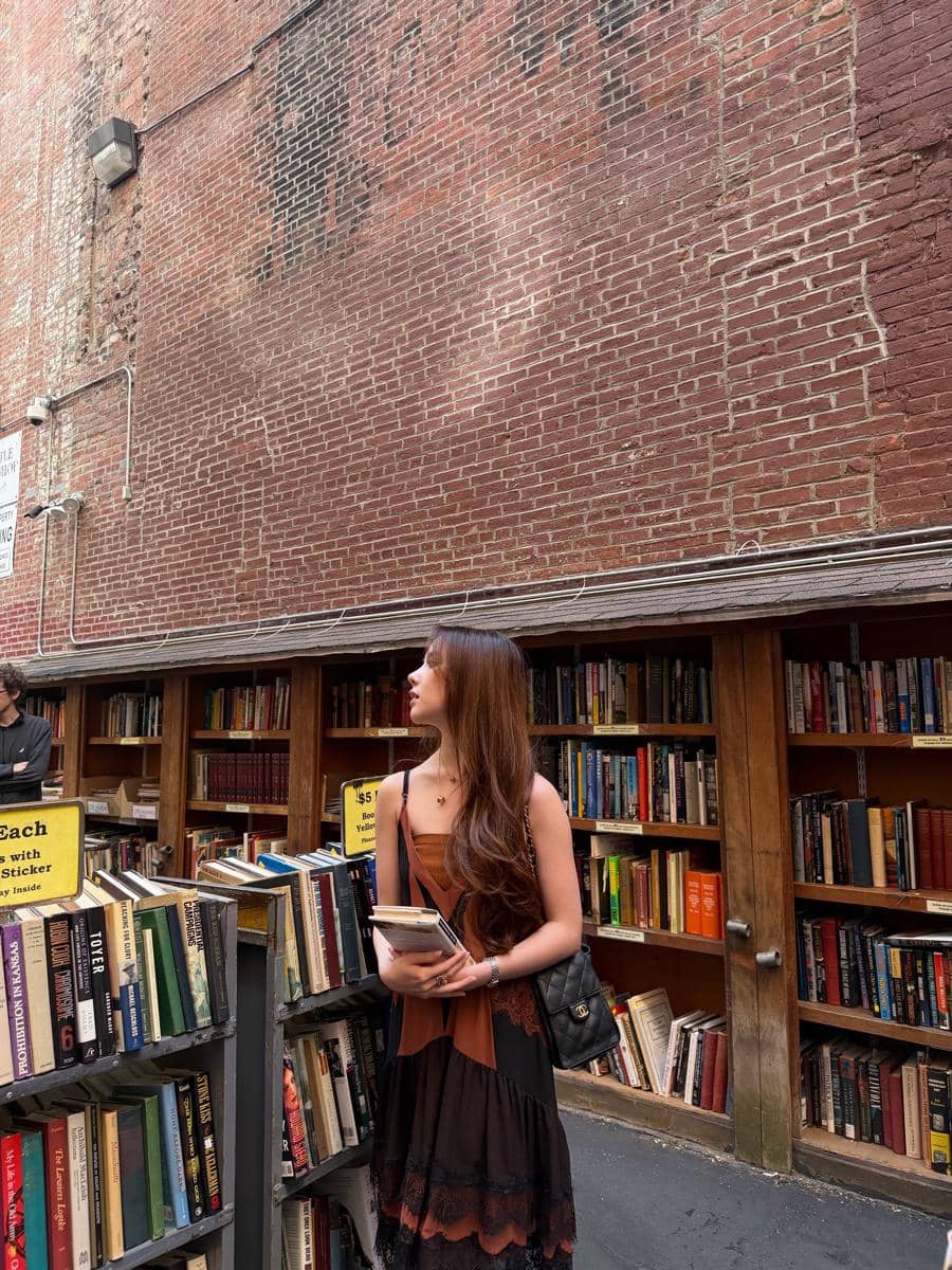 Agatha Chelsea hunting buku bareng sahabat di pusat Kota Boston