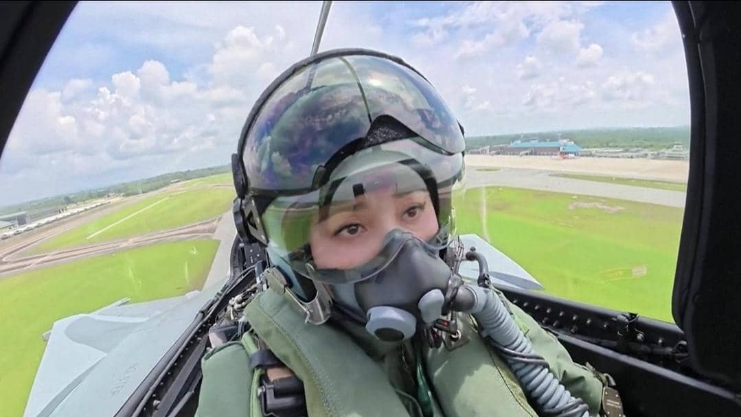 Ratu Thailand Cetak Sejarah, Terbang Solo dengan Jet Tempur Gripen