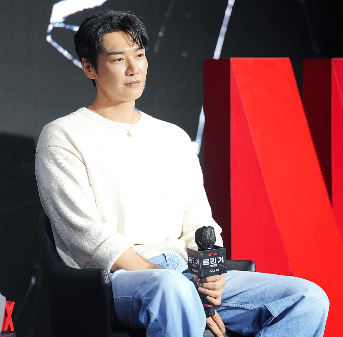 mix and match outfit santai ala Kim Young Kwang
