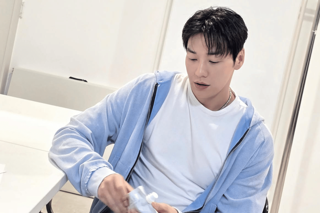 mix and match outfit santai ala Kim Young Kwang