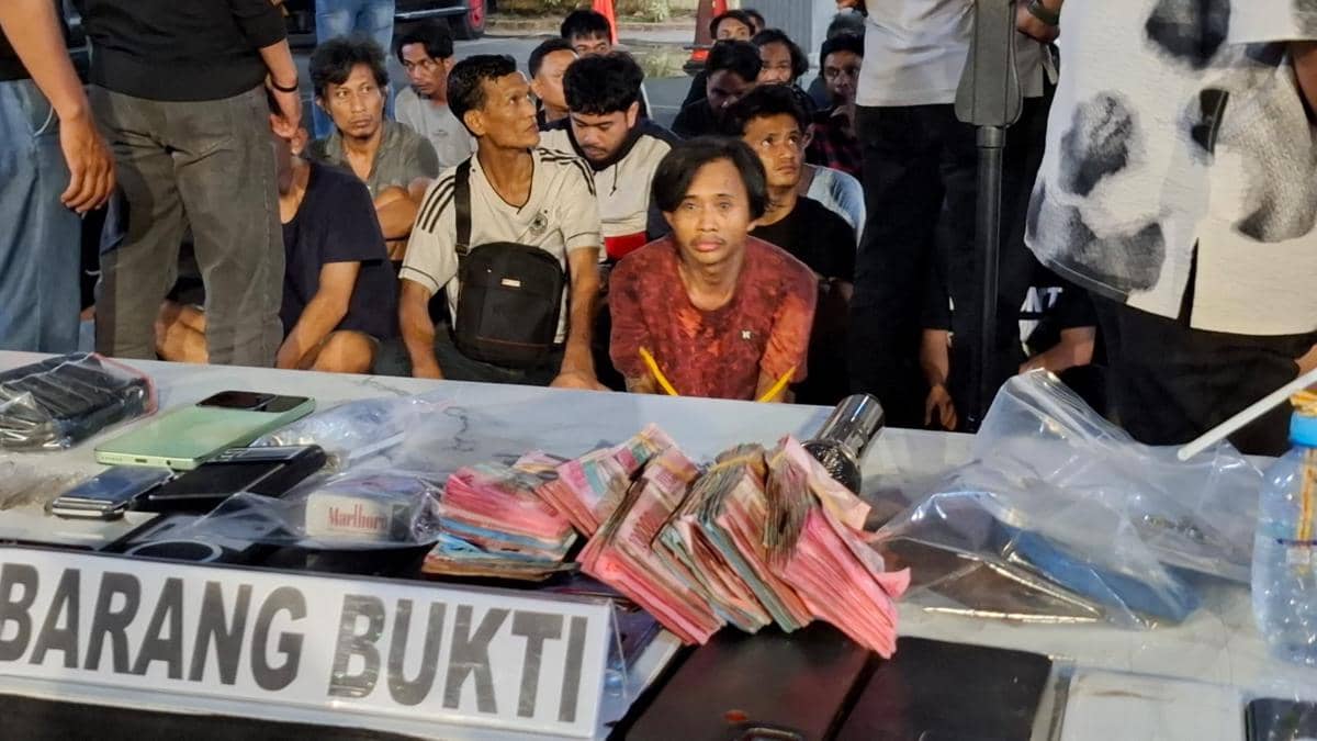 Polisi menggerebek Kampung Narkoba Borta di Kelurahan Suangga, Kecamatan Tallo, Kota Makassar, Sulawesi Selatan (Sulsel), Jumat (9/10/2026).