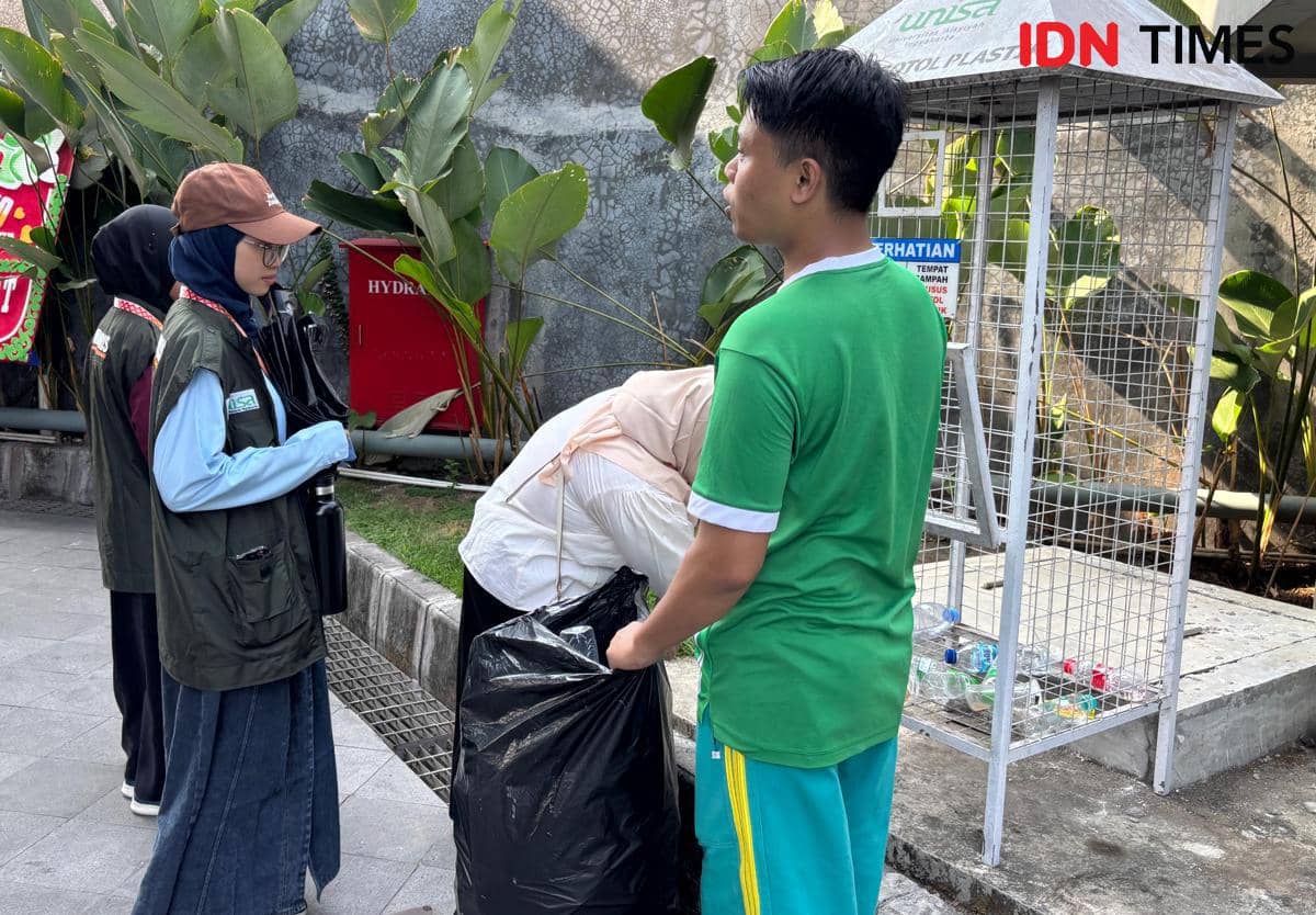 Pengelolaan sampah plastik oleh Unisa Yogyakarta, Sabtu (10/10/2026). (IDN Times/Herlambang Jati Kusumo)