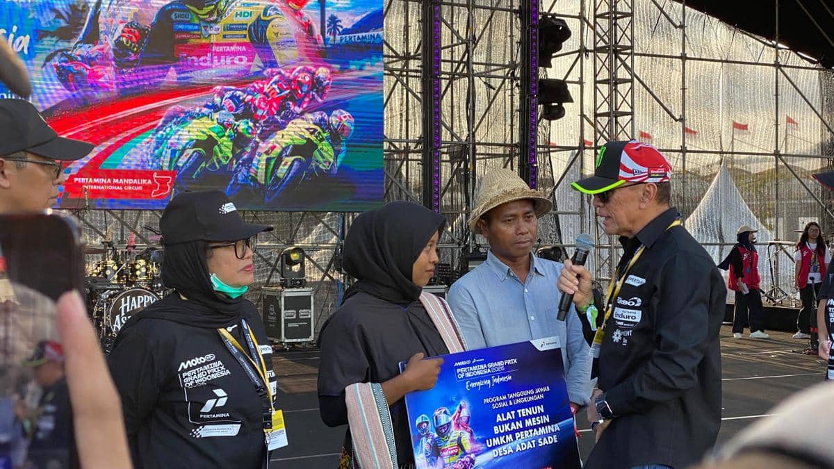 PT Pertamina (Persero) memberikan bantuan 45 alat tenun kepada perajin di Desa Adat Sade (dok.PERTAMINA)