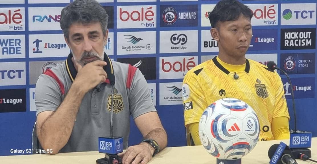 Pelatih Bhayangkara Presisi Lampung FC Oscar Bruzon (kiri) saat post match conference usai pertandingan melawan Arema FC, Sabtu (10/10/2026)