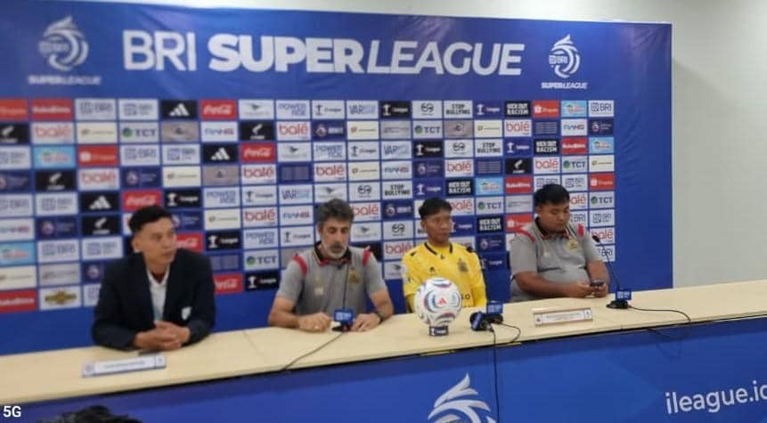 Pelatih Bhayangkara Presisi Lampung FC Oscar Bruzon (kiri) saat post match conference usai pertandingan melawan Arema FC, Sabtu (10/10/2026). (Dok. MO Bhayangkara FC).