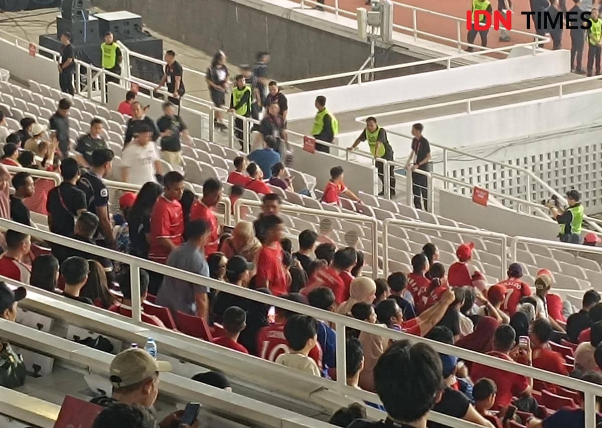 Gibran Nonton Legenda Arsenal vs MU di Tribun Suporter SUGBK