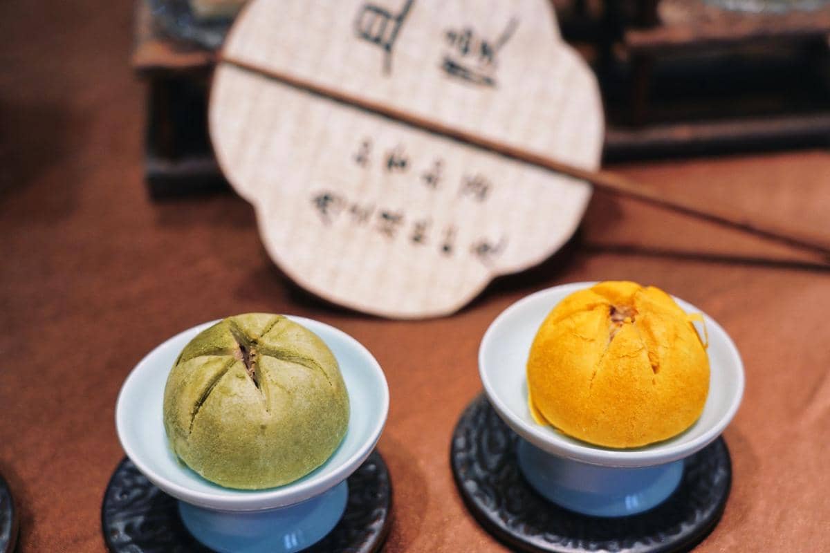 Ilustrasi ggultteok, kue beras khas Korea bertekstur kenyal dengan isian madu manis sebagai sajian tradisional.