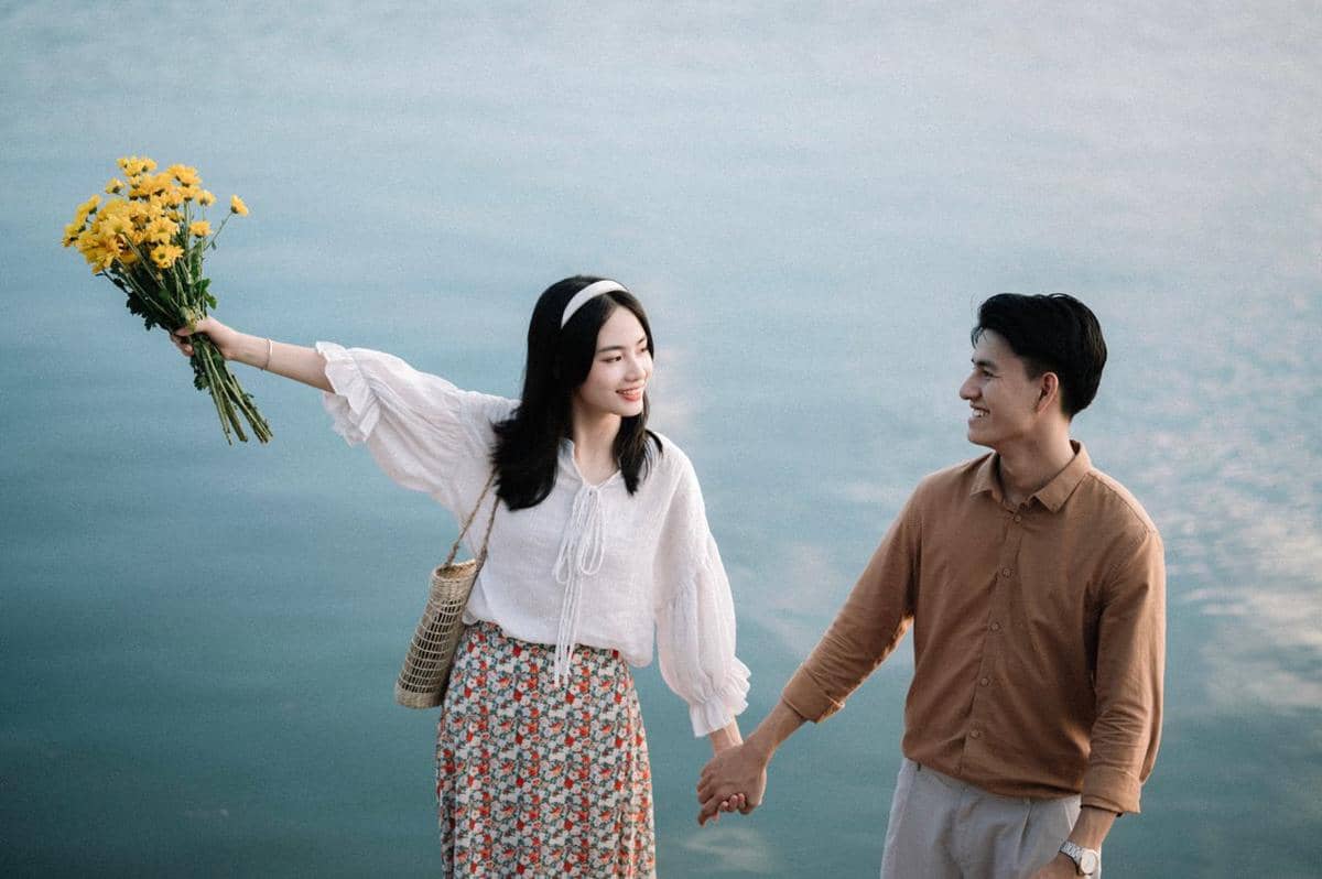 Ilustrasi pasangan yang menggambarkan hubungan romantis serta kedekatan emosional antara dua individu.