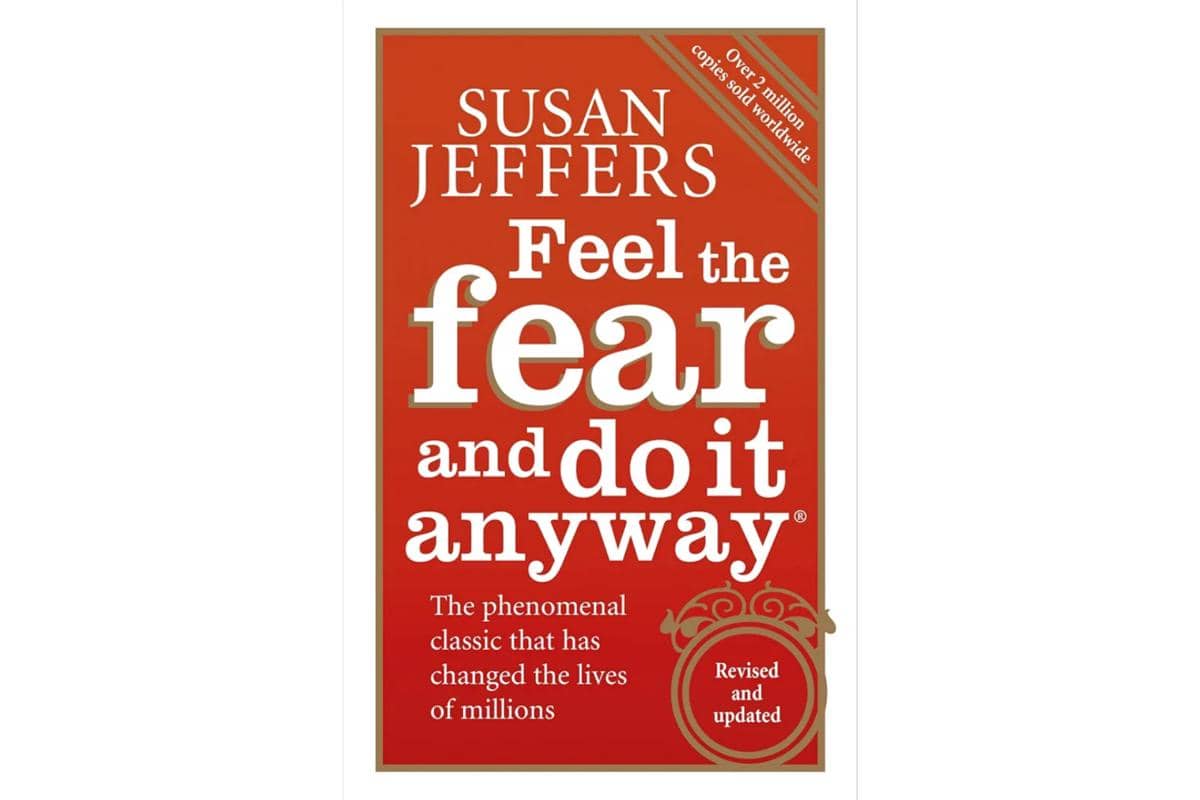 Sampul buku Feel the Fear and Do It Anyway karya Susan Jeffers, dengan judul berwarna putih dan kuning.