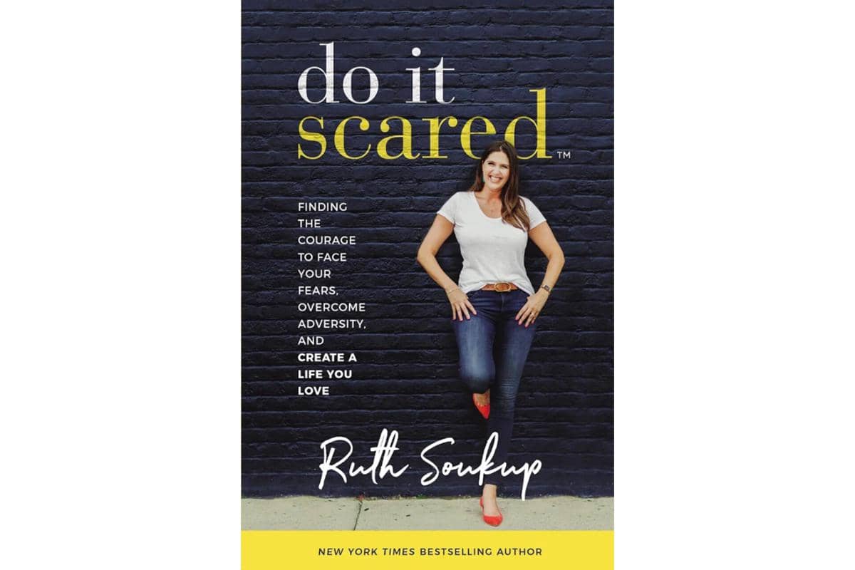 Sampul buku berjudul Do It Scared, terlihat sebagai ilustrasi sampul buku yang bersumber dari Amazon.com.