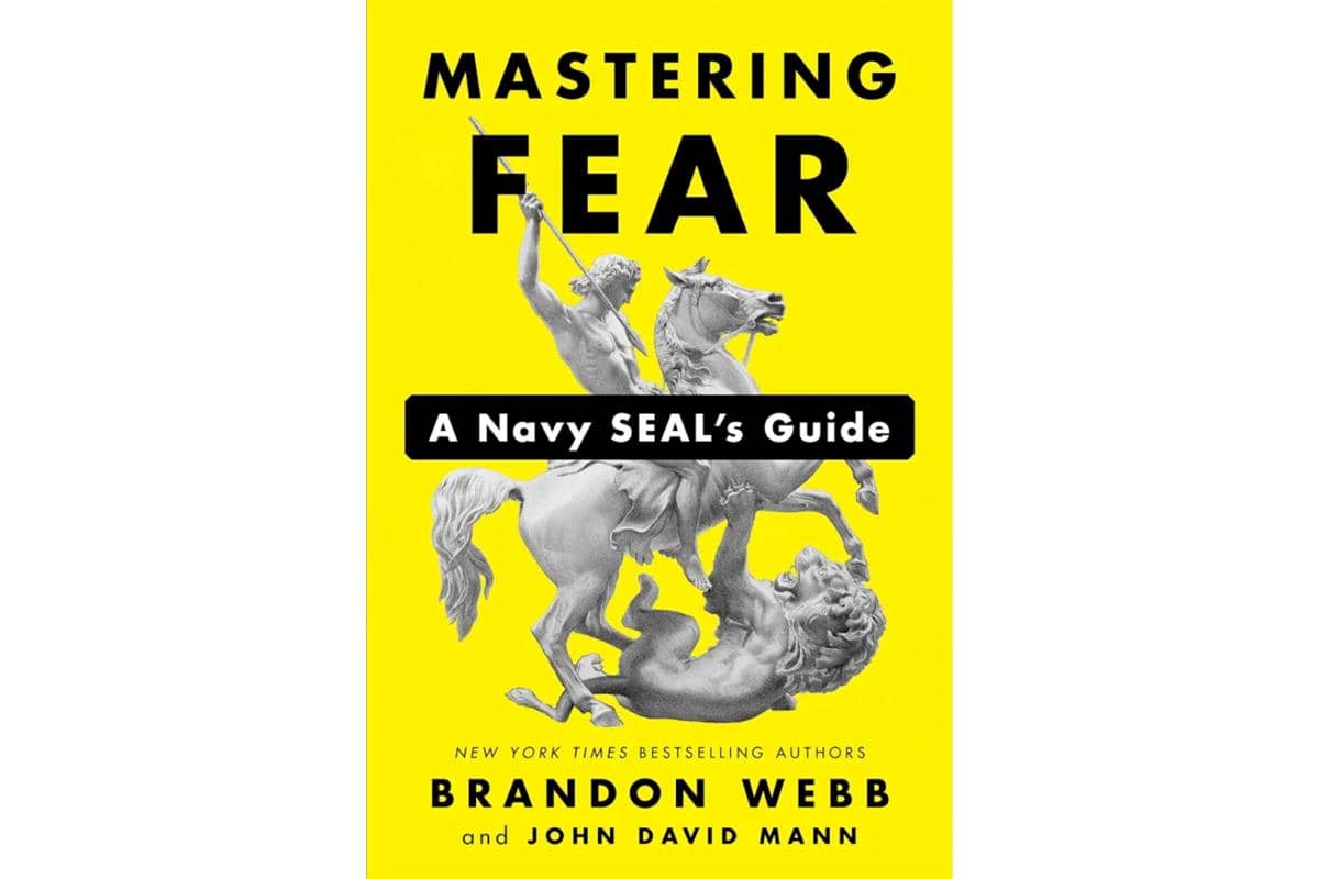 Sampul buku berjudul Mastering Fear pada halaman Amazon.com, dengan keterangan sumber dari situs belanja daring tersebut.