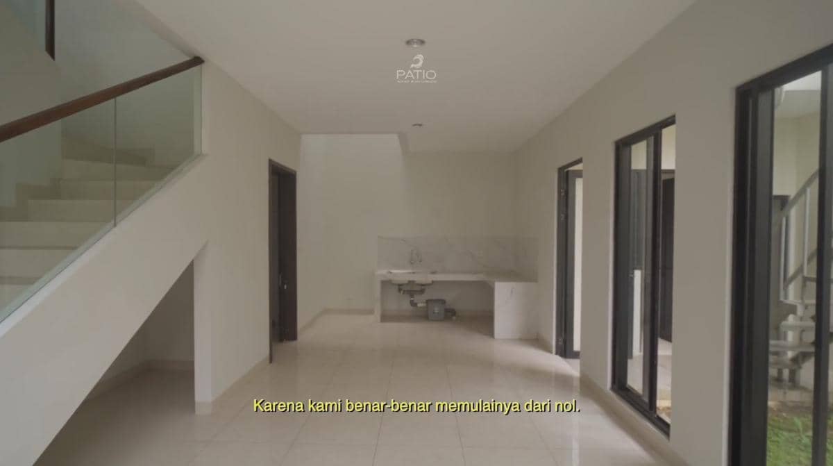 Tampilan rumah Thom Haye di Bandung yang diunggah melalui kanal YouTube Patio Livity dalam sebuah video.