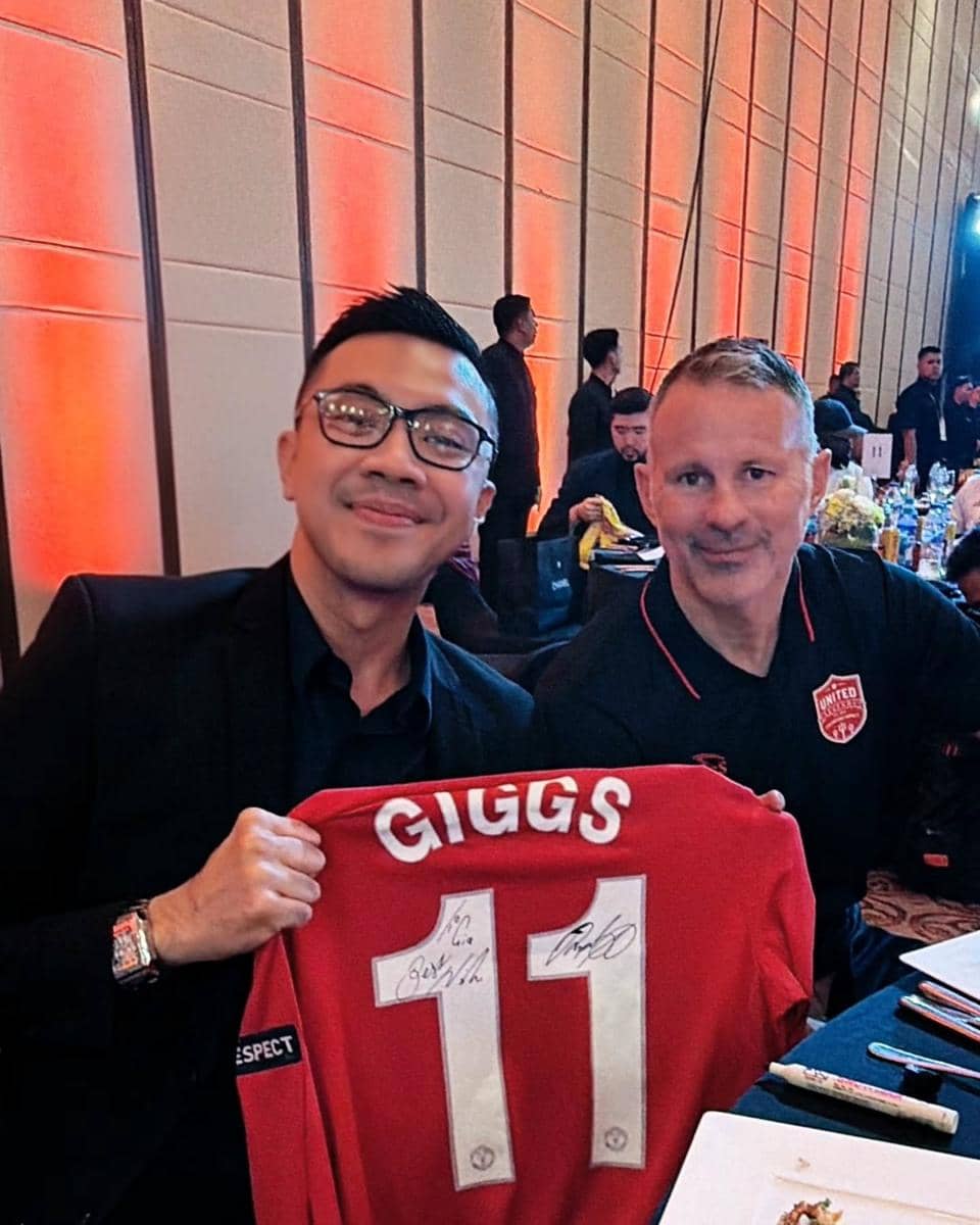 Sejumlah artis berpose bersama pemain United Legends dan North London Legends di area pertandingan sepak bola.