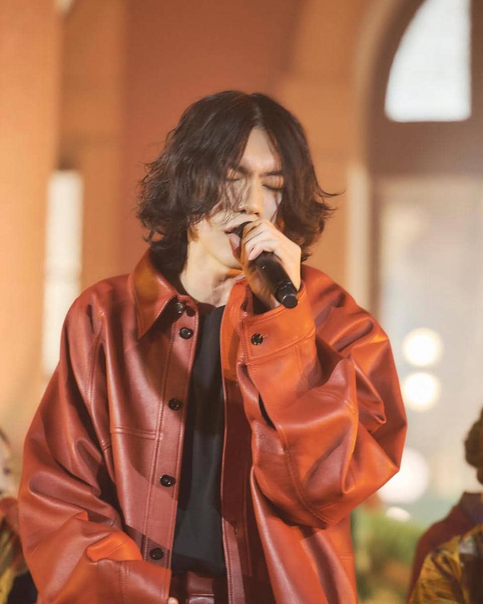 Potret Kenshi Yonezu dalam unggahan yang dibagikan melalui akun Instagram @hachi_08 sebagai sumber foto.