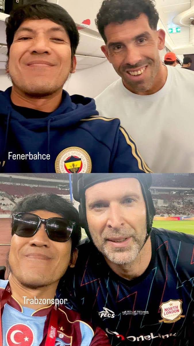 Sejumlah artis Indonesia berpose bersama para pemain United Legends dan North London Legends di lapangan.