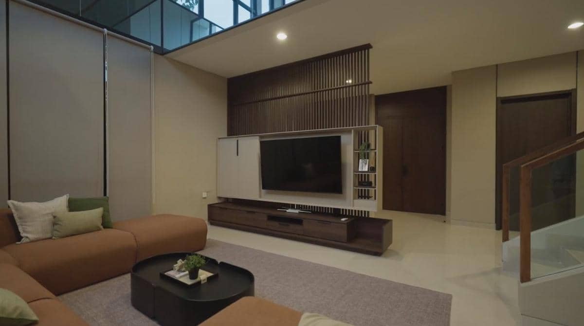 Tampak rumah Thom Haye di Bandung dalam unggahan kanal YouTube Patio Livity, berdasarkan keterangan foto.
