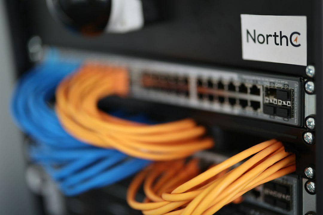 ilustrasi susunan kabel jaringan pada rak server