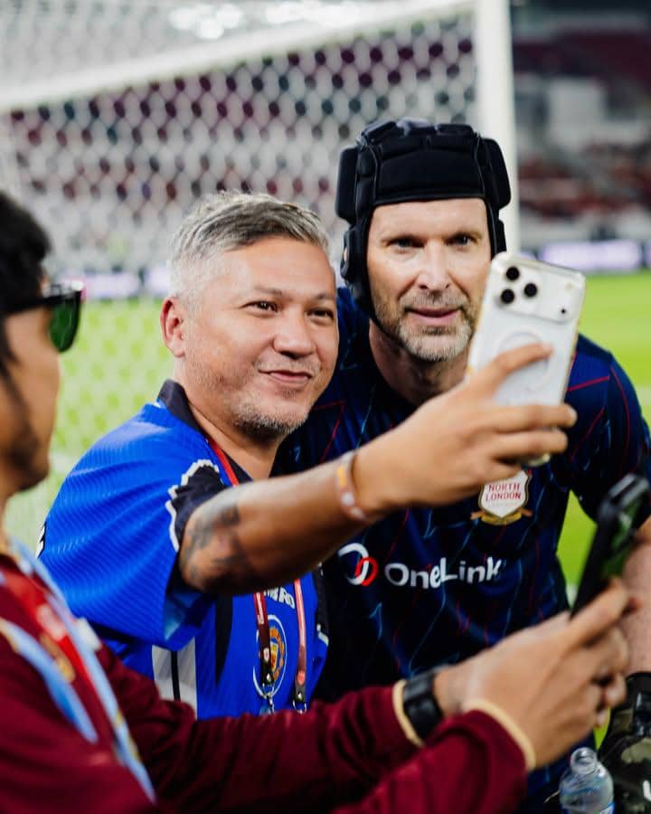 Sejumlah artis berpose bersama pemain United Legends dan North London Legends dalam sebuah pertemuan.