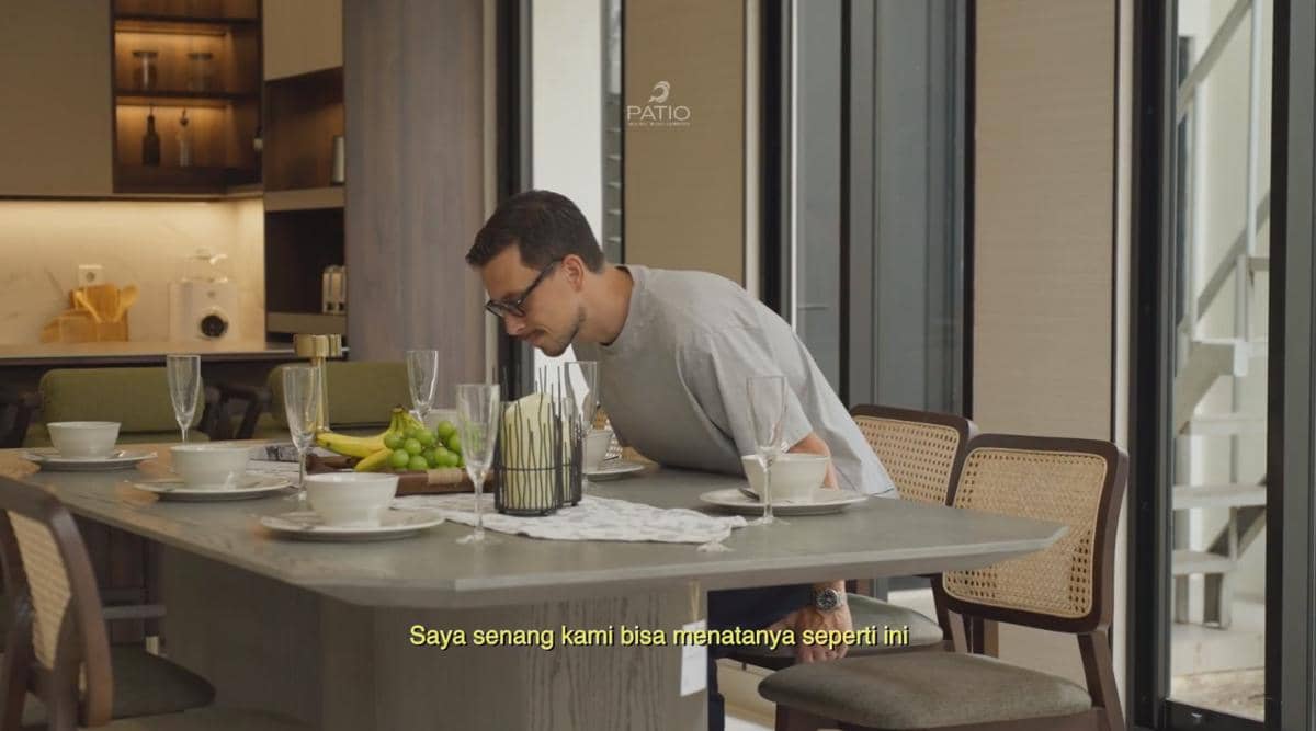 Rumah Thom Haye di Bandung yang ditampilkan dalam unggahan kanal YouTube Patio Livity berdasarkan keterangan.