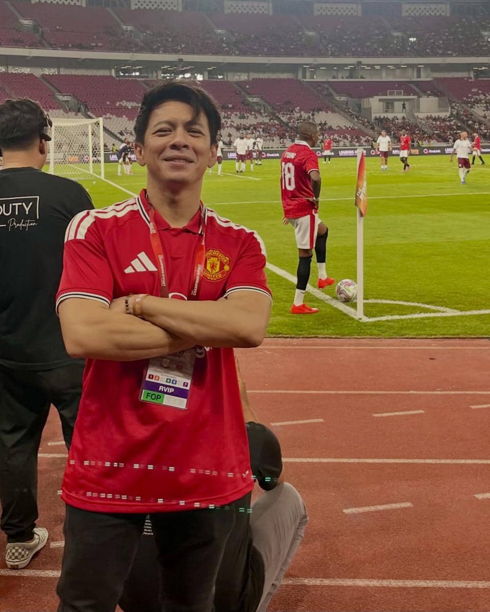 Ariel NOAH bertemu dan berpose bersama pemain sepak bola dalam pertandingan United Legends melawan North London Legends.