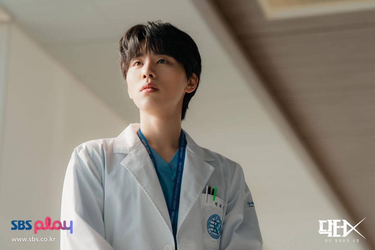 Cuplikan adegan drama Korea Doctor X: Mafia in White produksi SBS, menampilkan suasana cerita serial tersebut.