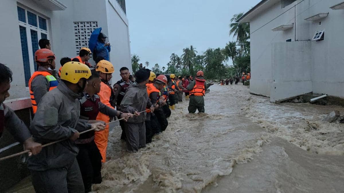Tim gabungan mengevakuasi warga terdampak banjir di Padang (Foto: Basarnas Padang)