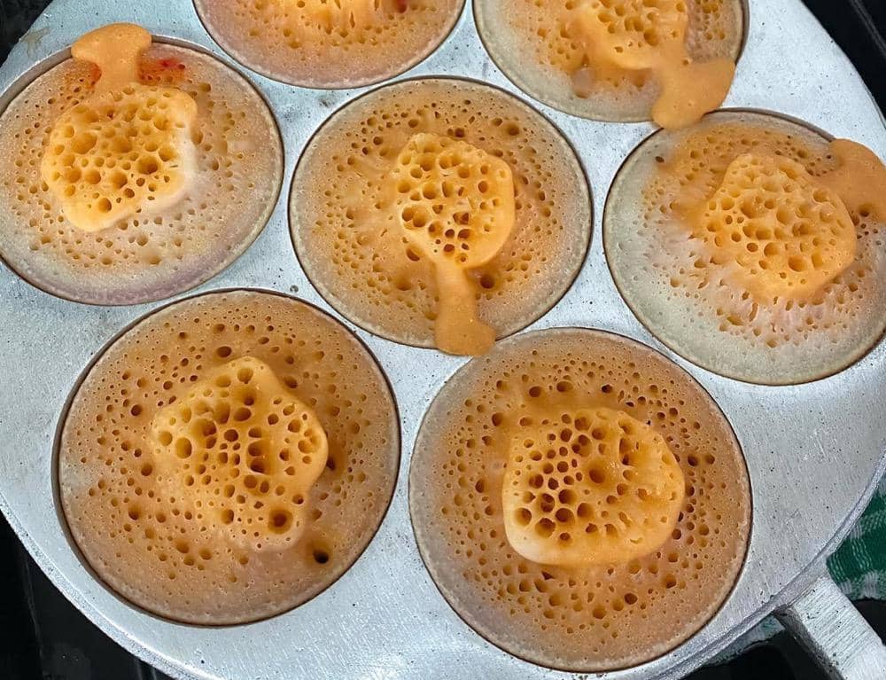 kue carabikang yang sedang dipanggang